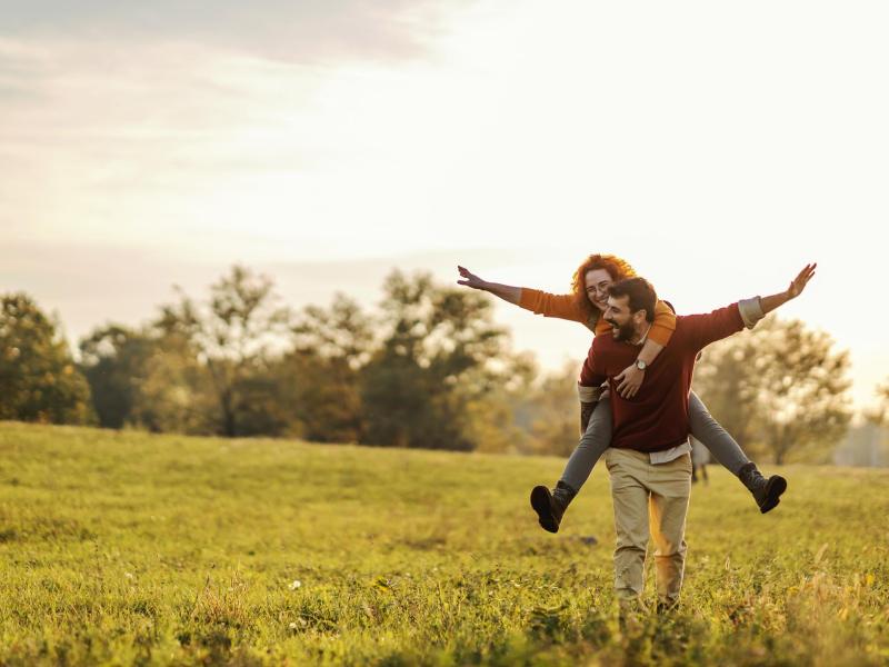  Deux personnes en réunion