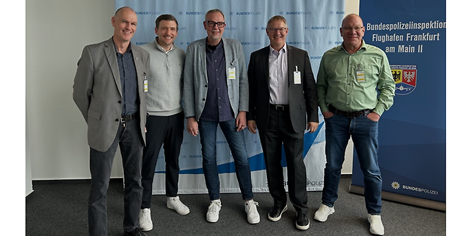 Michael Person von der Bundespolizei mit Lucas Schulten, Martin Ritschel, Bernd Kröger und Daniel Pilz vom„Kernteam Polizei“ bei adesso Michael Person von der Bundespolizei mit Lucas Schulten, Martin Ritschel, Bernd Kröger und Daniel Pilz vom„Kernteam Polizei“ bei adesso