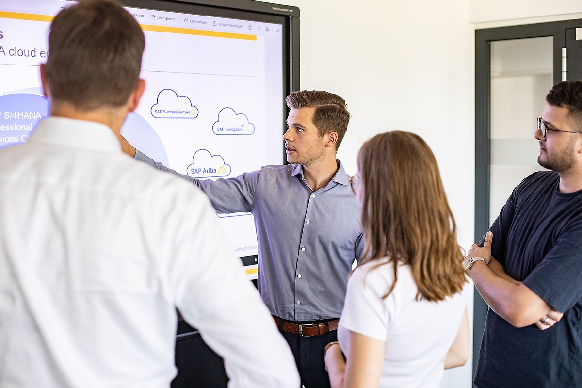 Bild SAP mit Menschen vor Flipchart Bild SAP mit Menschen vor Flipchart